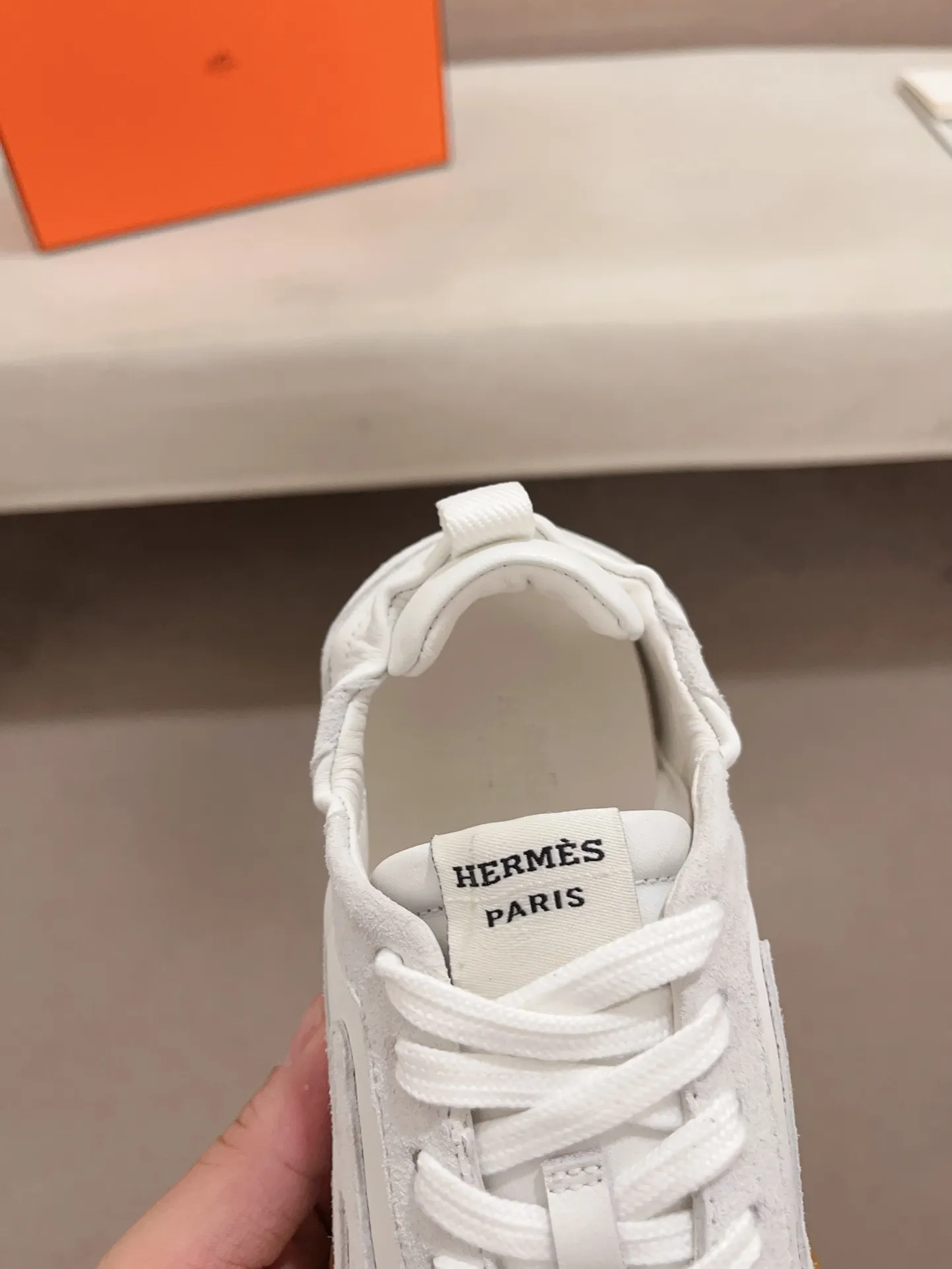Men's men's shoes 💰: 720💰 Hermes top version # Couple style 💏 24ss casual sneakers Suede goatskin sneakers decorated with contrasting patterns and iconic "H" details, beautifully packaged at the delivery counter 🛍📦 Fabric: suede + cowhide Lining: mixed sheep lining Outsole: original TPU Bottom thickness: 2CM Size: 35-44